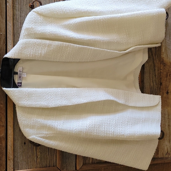 JLO Tweed jacket.  Cream with gold thread. Lapel with 2 hook/eye closure XL - Picture 6 of 7